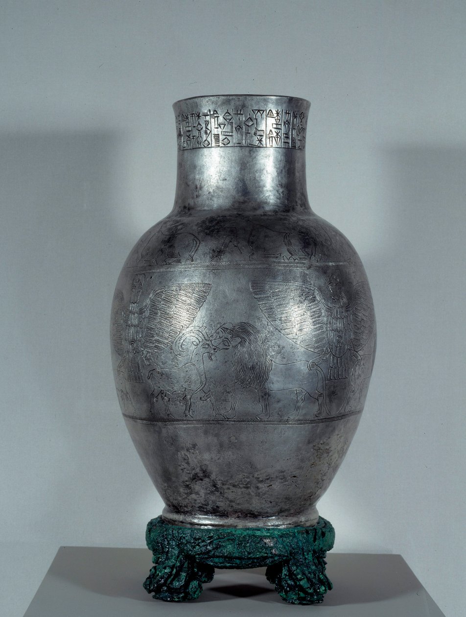 Mesopotamië: Entemena vaas in zilver met motieven en spijkerschrift. Sumerische periode (2900-2200 v.Chr.). 2400 v.Chr. Parijs, Musée du Louvre door Sumerian Mesopotamian School