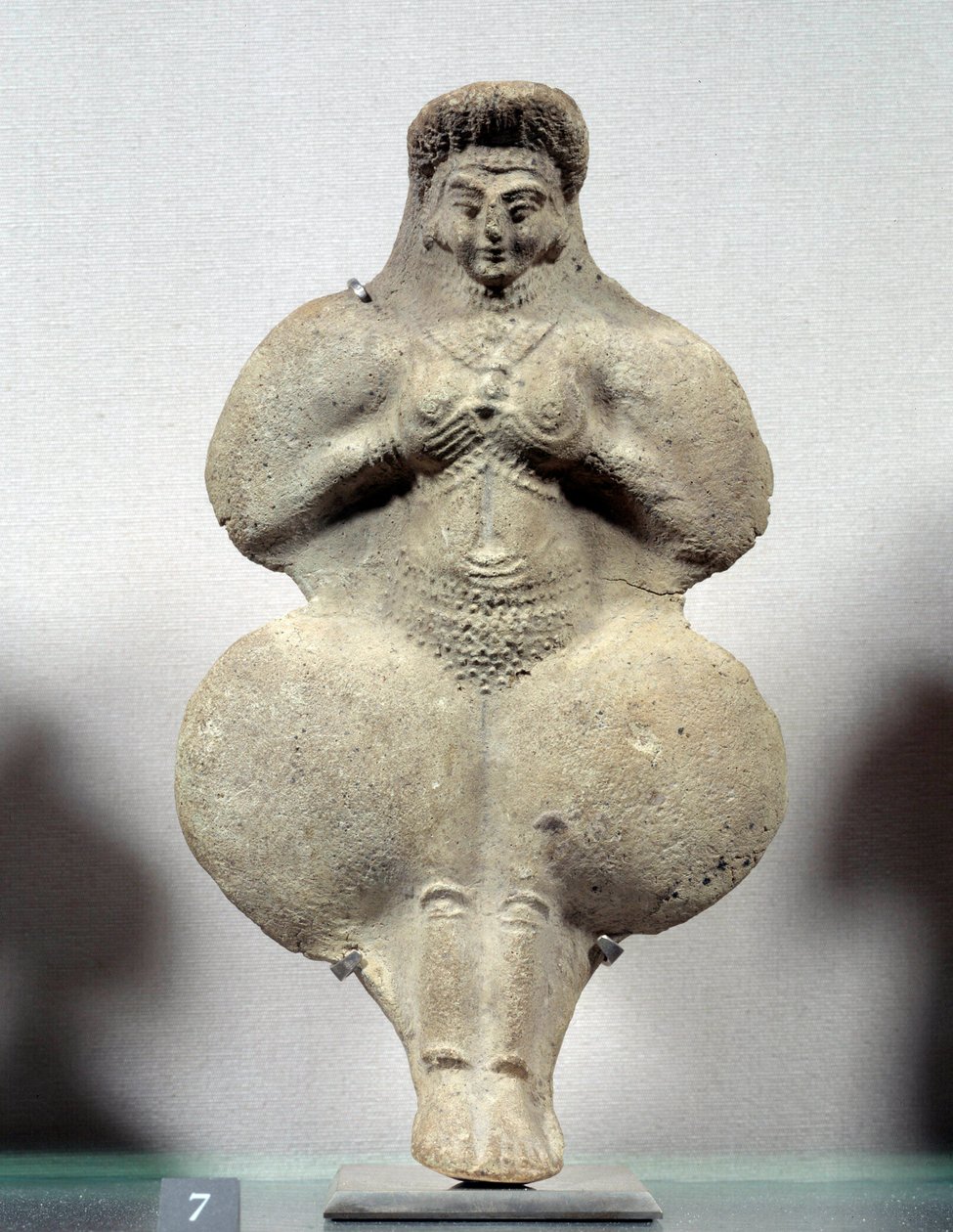 Oosterse kunst: terracotta beeldje van vrouw die haar borsten vasthoudt, waarschijnlijke voorstelling van Ishtar, godin van de vruchtbaarheid. Uit Susa. Iran. Elamitische periode. 14e-12e eeuw v.Chr. Louvre Museum door Sumerian Sumerian