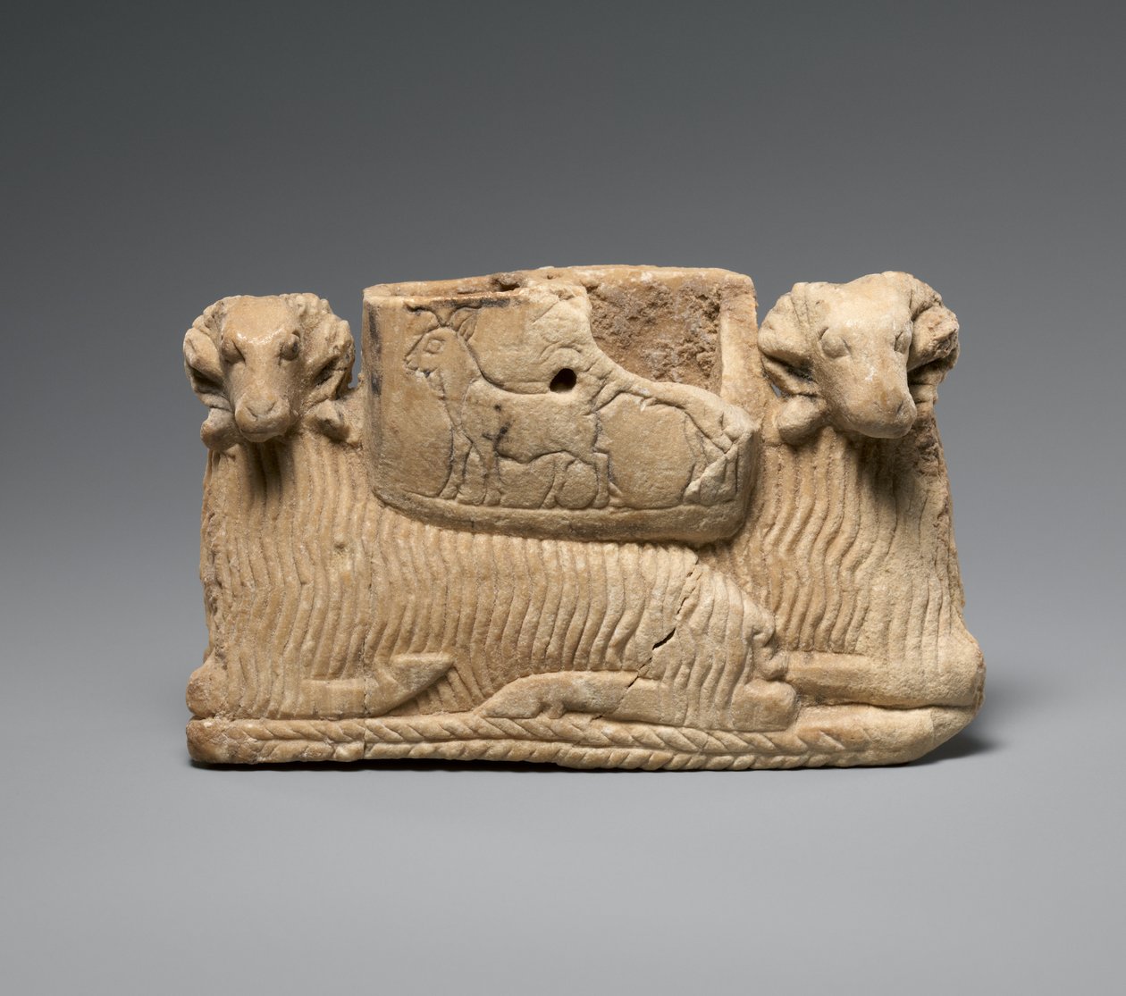 Vaatwerk ondersteund door twee rammen, ca. 2600-2500 v.Chr. door Sumerian Sumerian
