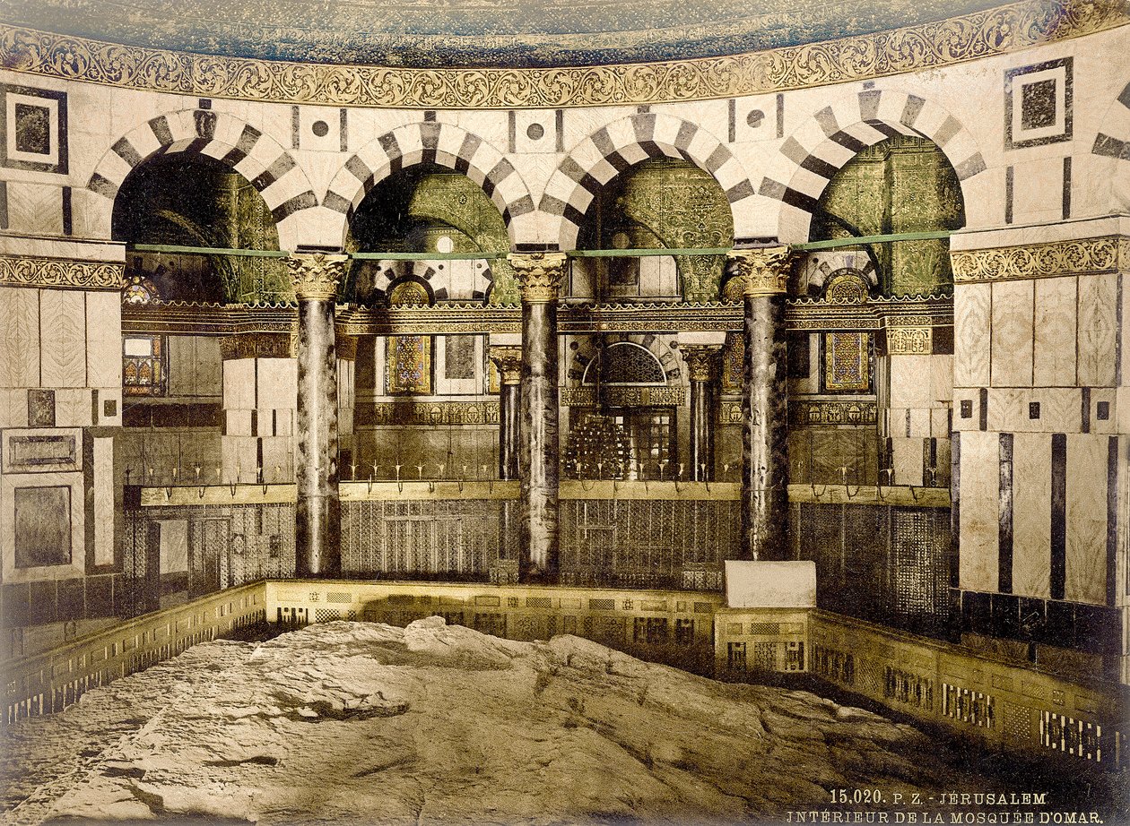 Interieur van de Rotskoepel in Jeruzalem met uitzicht op de rots, ca. 1880-1900 door Swiss Photographer