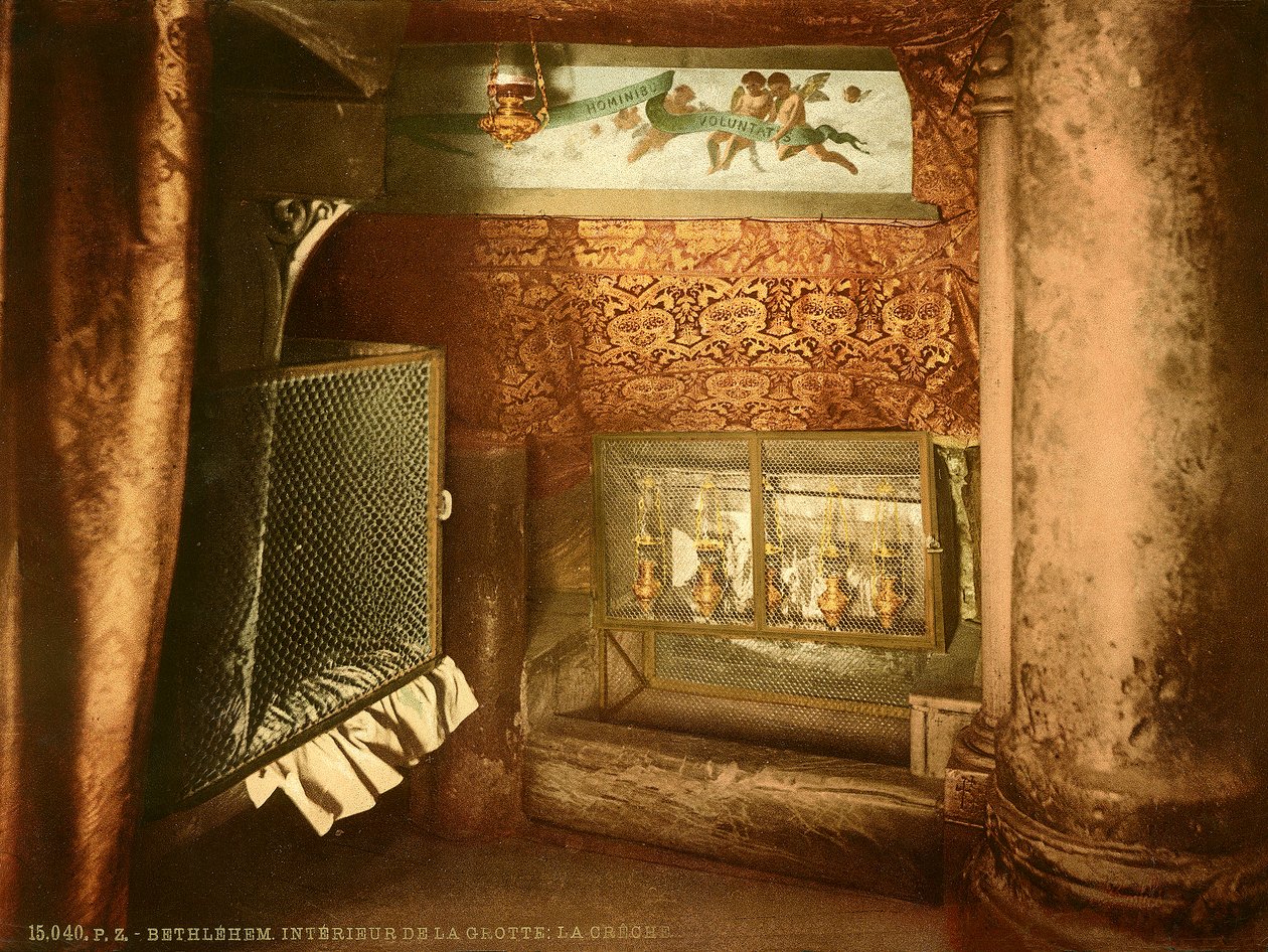 Interieur van de grot van de Geboortekerk in Bethlehem, ca. 1880-1900 door Swiss Photographer