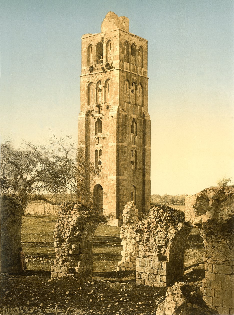 De toren van de moskee van Ramleh met ruïnes op de voorgrond, ca. 1880-1900 door Swiss Photographer