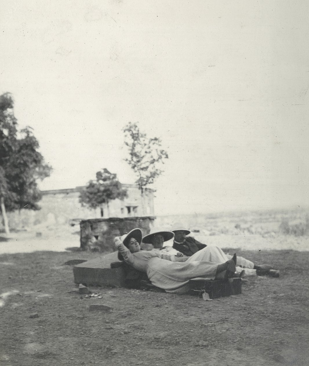Lilah Wingfield, Judy Smith en majoor Gosling rusten uit na een dag sightseeing in Fatehpur Sikri, januari 1912 door Sylvia Brooke