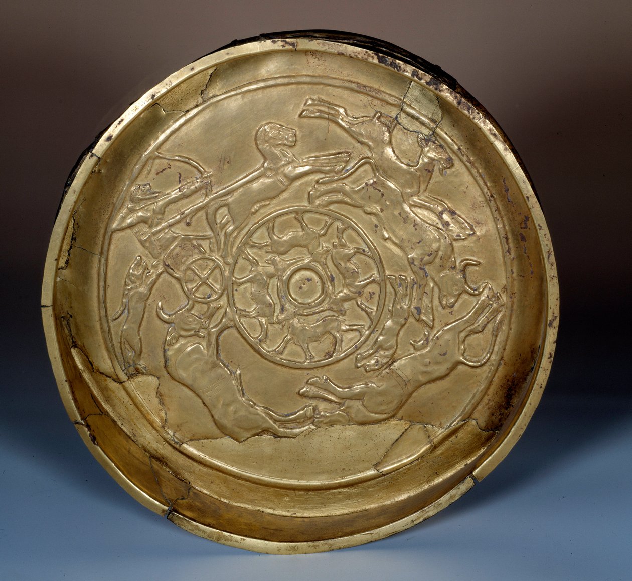 Oosterse Kunst: jachtpatere in goud, rond 1200 v.Chr. gemaakt in Syrië door Syrian Syrian