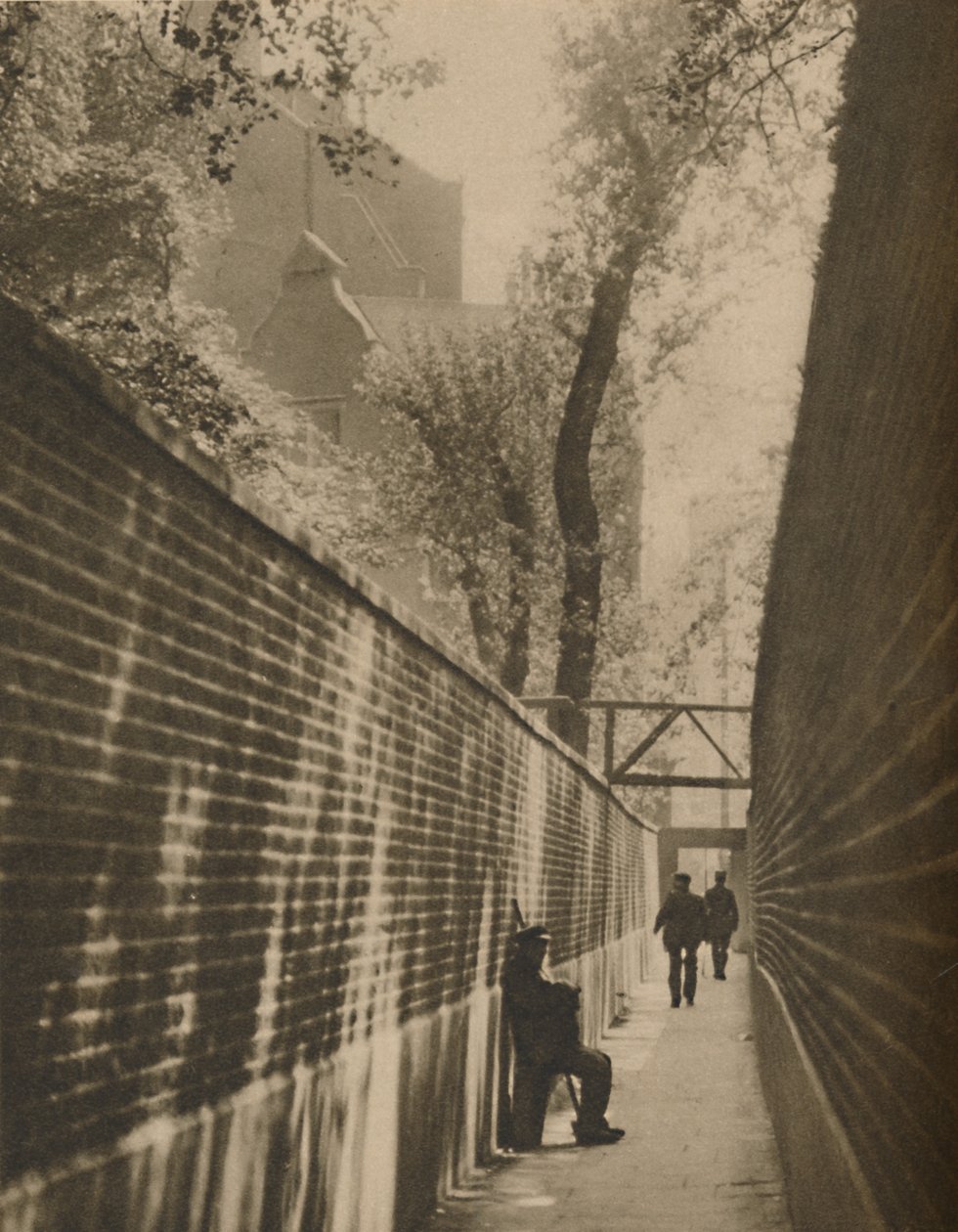 In Lansdowne Passage, waar een struikrover ooit voor zijn leven galoppeerde, c1935 door Taylor