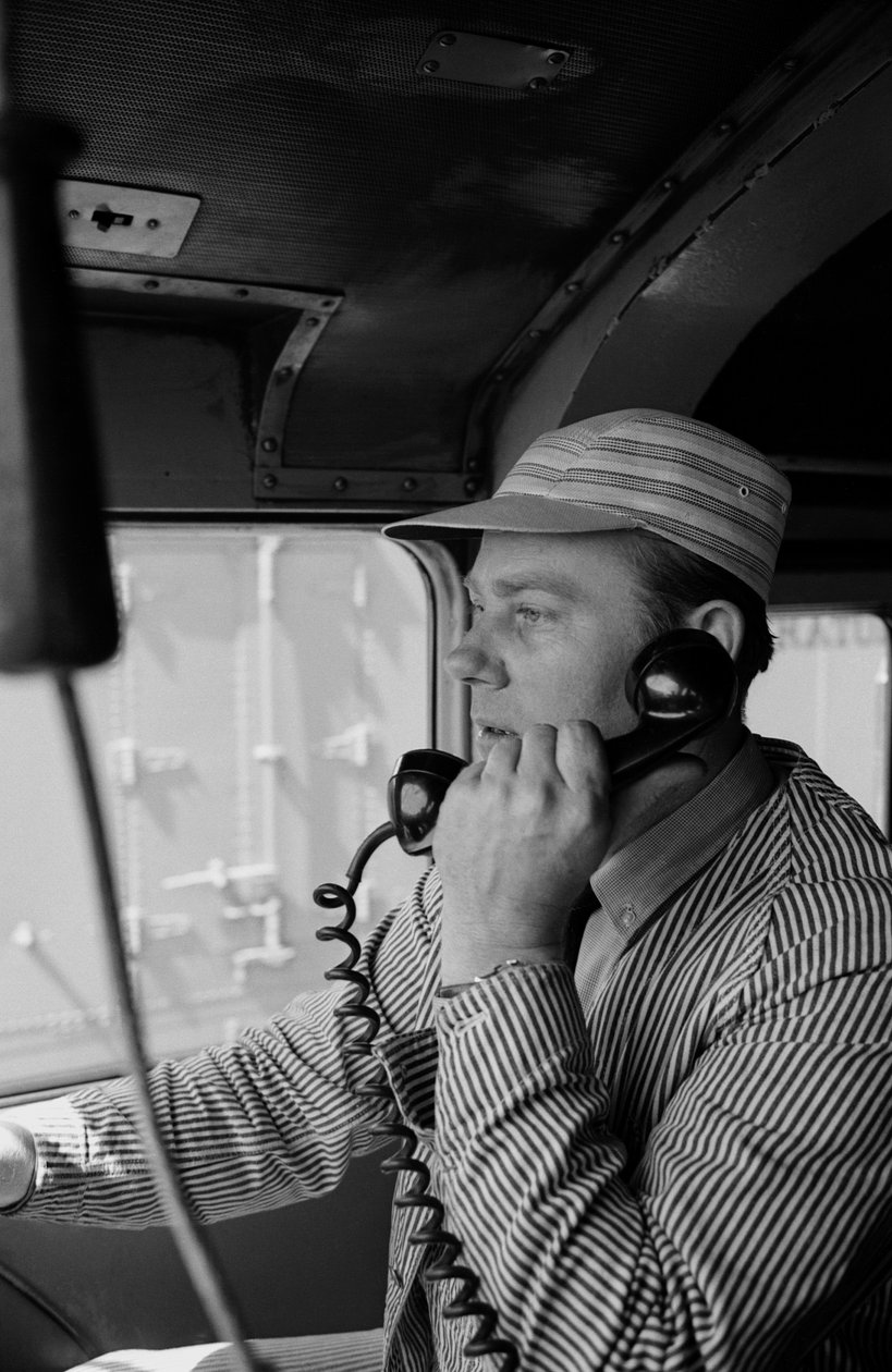Charles Brockman, ingenieur van de Great Northern Railroad, spreekt via radiofoon door Ted Spiegel