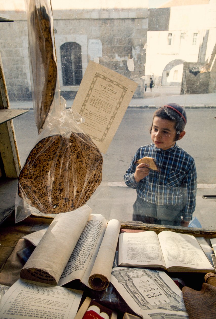Conservatieve Joodse jongen eet cake en kijkt in een religieuze boekwinkel door Ted Spiegel