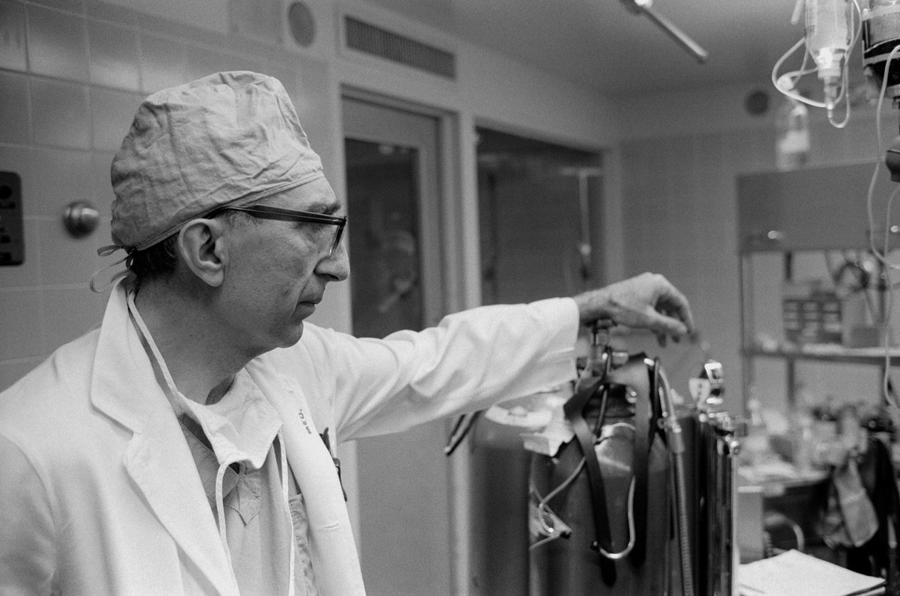 Dr. Michael DeBakey, cardiovasculair chirurg, in Texas Medical Center door Ted Spiegel