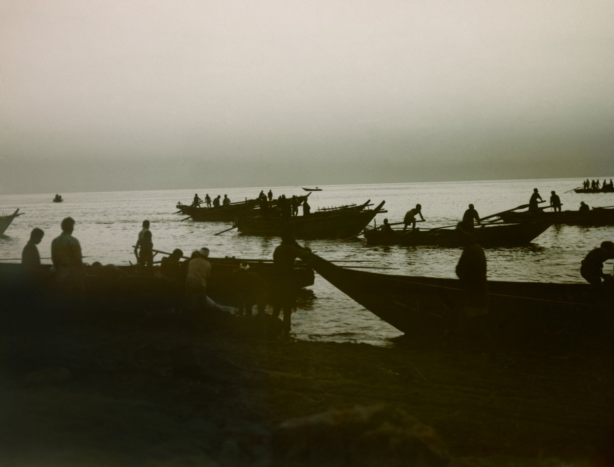 Japanse visser op zee, circa 1900 - 1915 (foto) door Teijiro Takagi