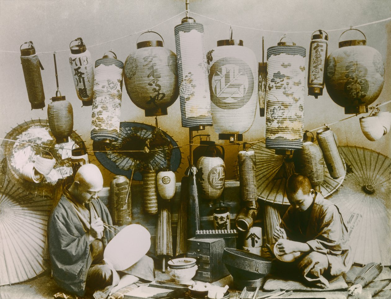 Portret van Japanse lantaarn- en parasolmaker, circa 1900 - 1915 (foto) door Teijiro Takagi
