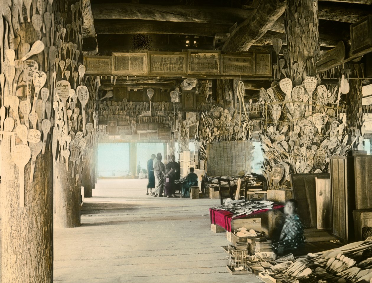 Rijstlepelverkoper in het Duizend-Tatami Paviljoen, Miyajima, circa 1900 - 1915 (foto) door Teijiro Takagi