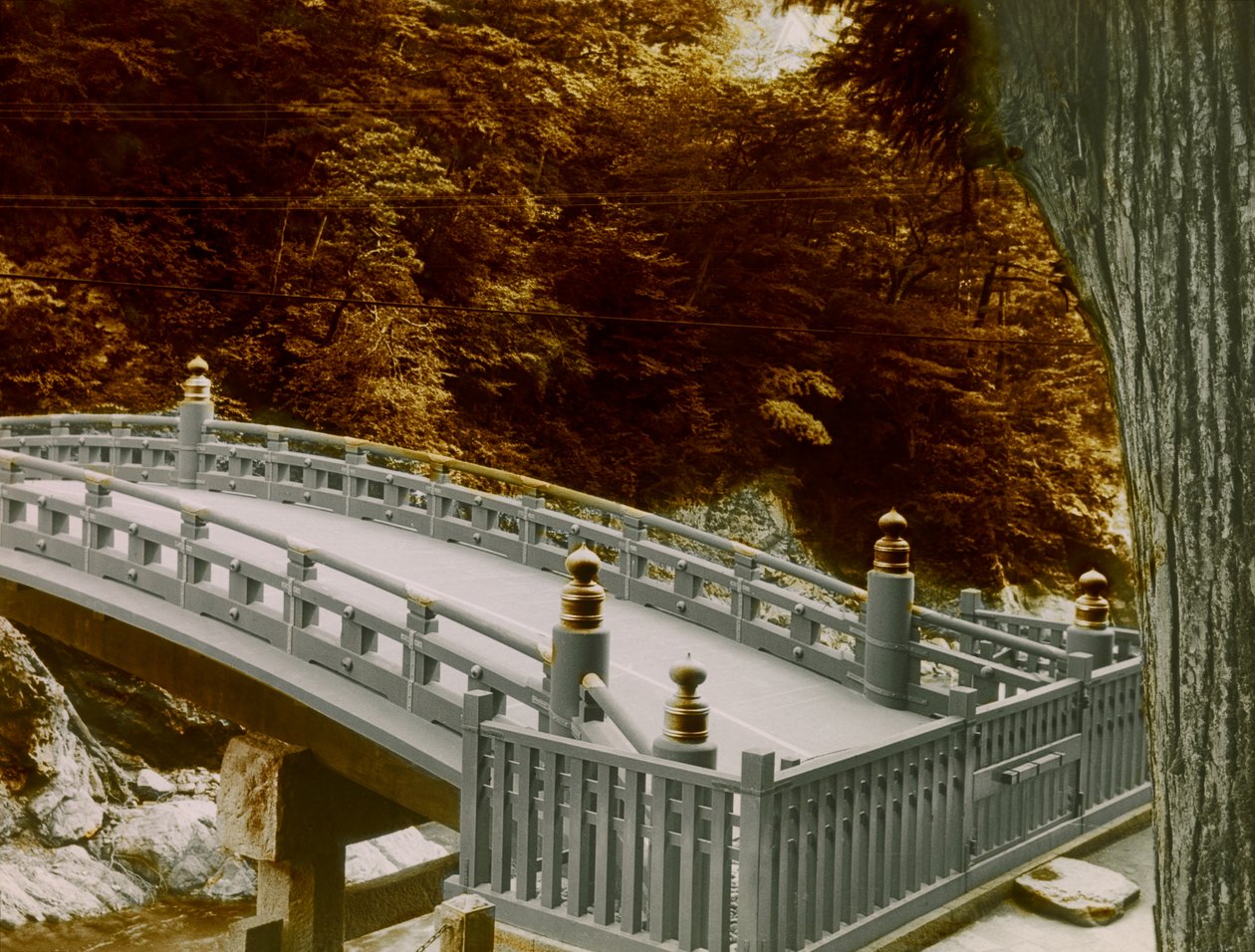 De Shinkyo (heilige brug) in de stad Nikko, circa 1900 - 1915 (foto) door Teijiro Takagi