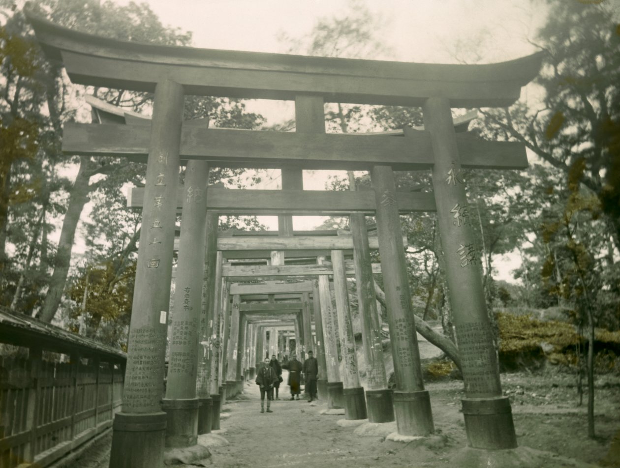 Torii in het Inari heiligdom in Kyoto, circa 1900 - 1915 (foto) door Teijiro Takagi