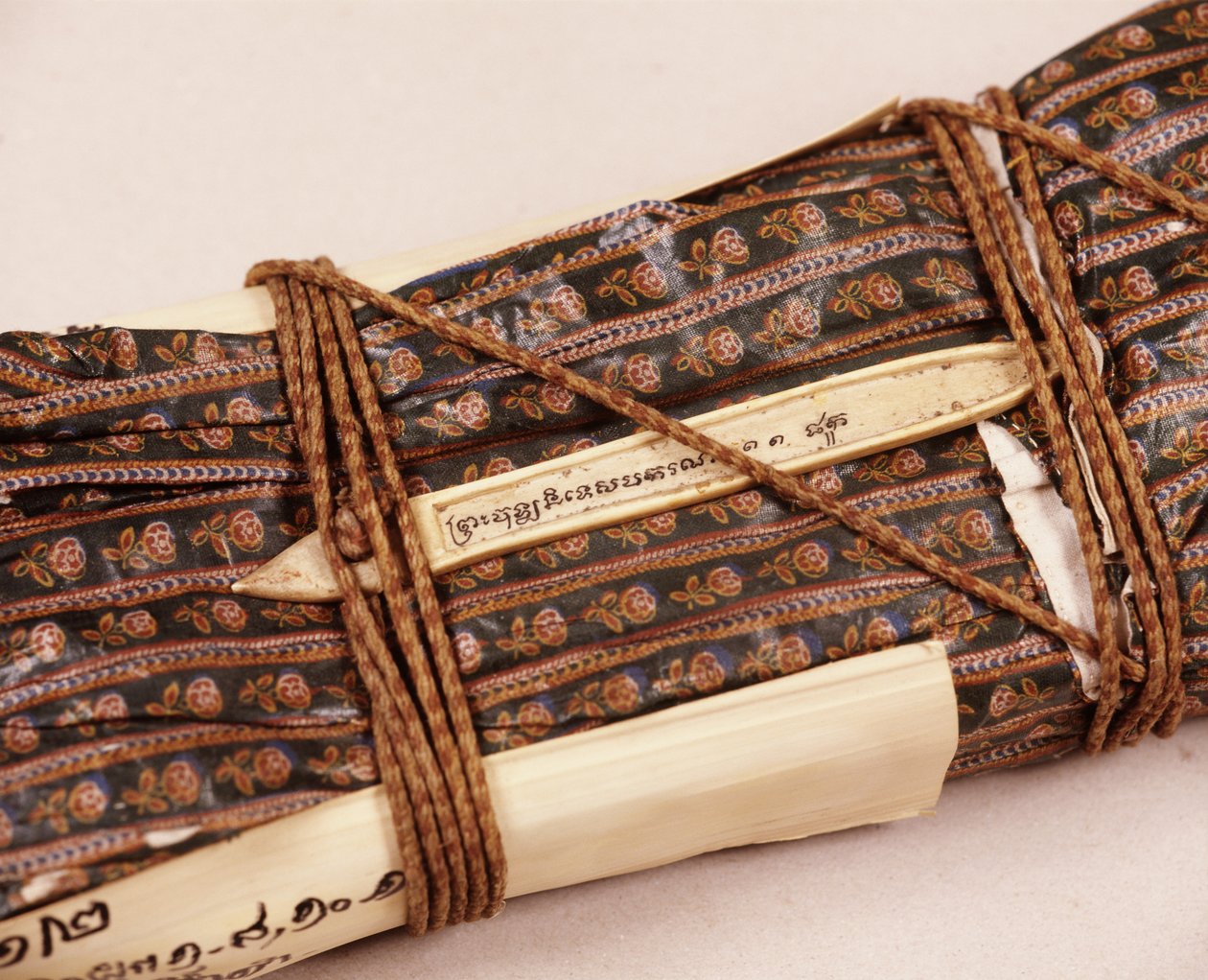 Boeddhistisch manuscript, gewikkeld in gewaxt doek ter bescherming (papier, doek en touw) door Thai School