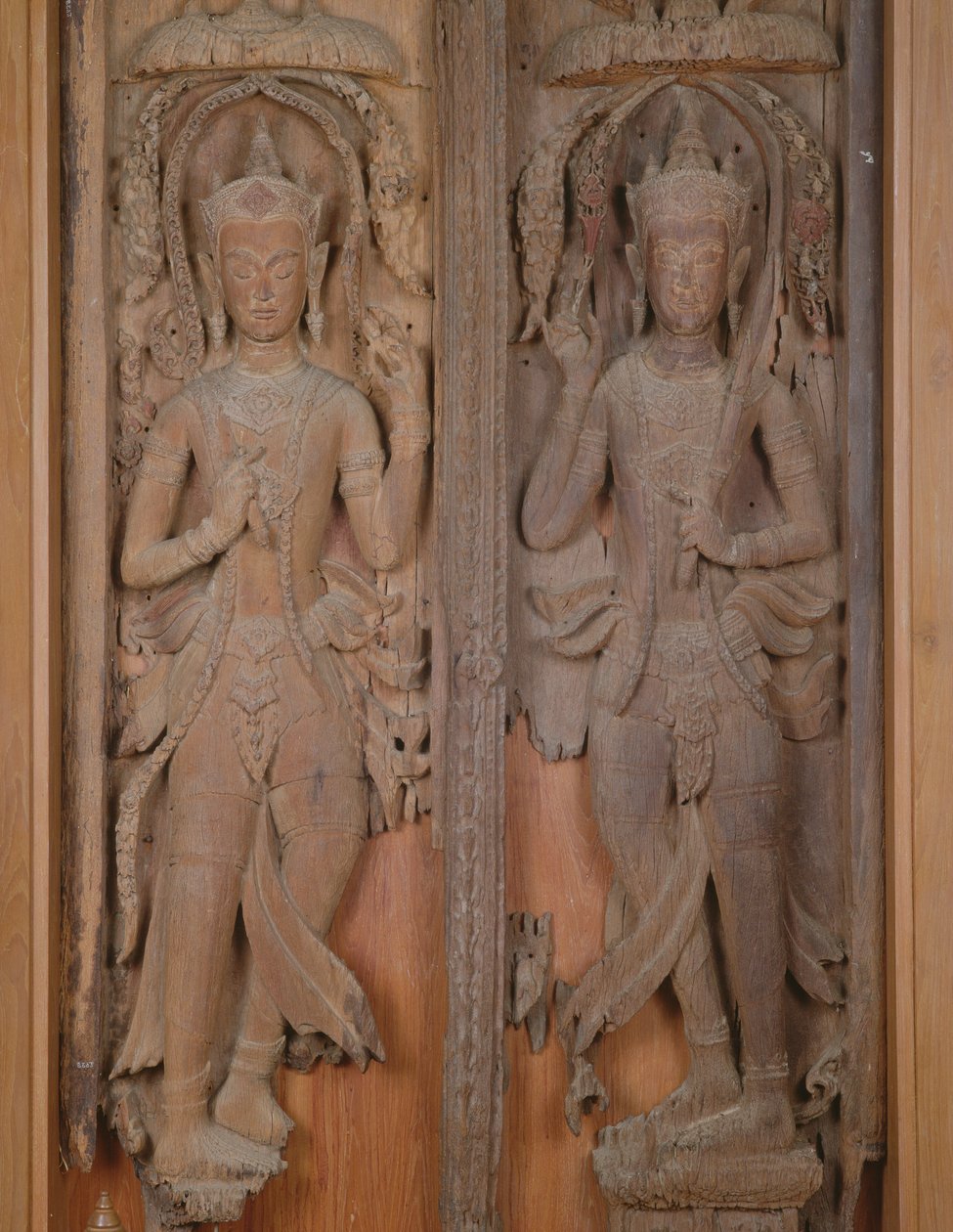 Paneel van een poort met twee Deva (hout) door Thai School