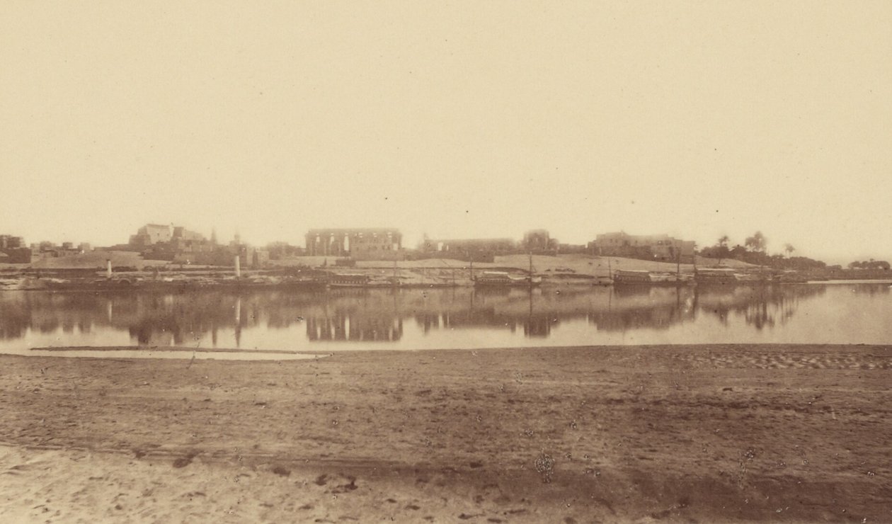[Overzicht van Luxor vanaf de overkant]. door Théodule Devéria