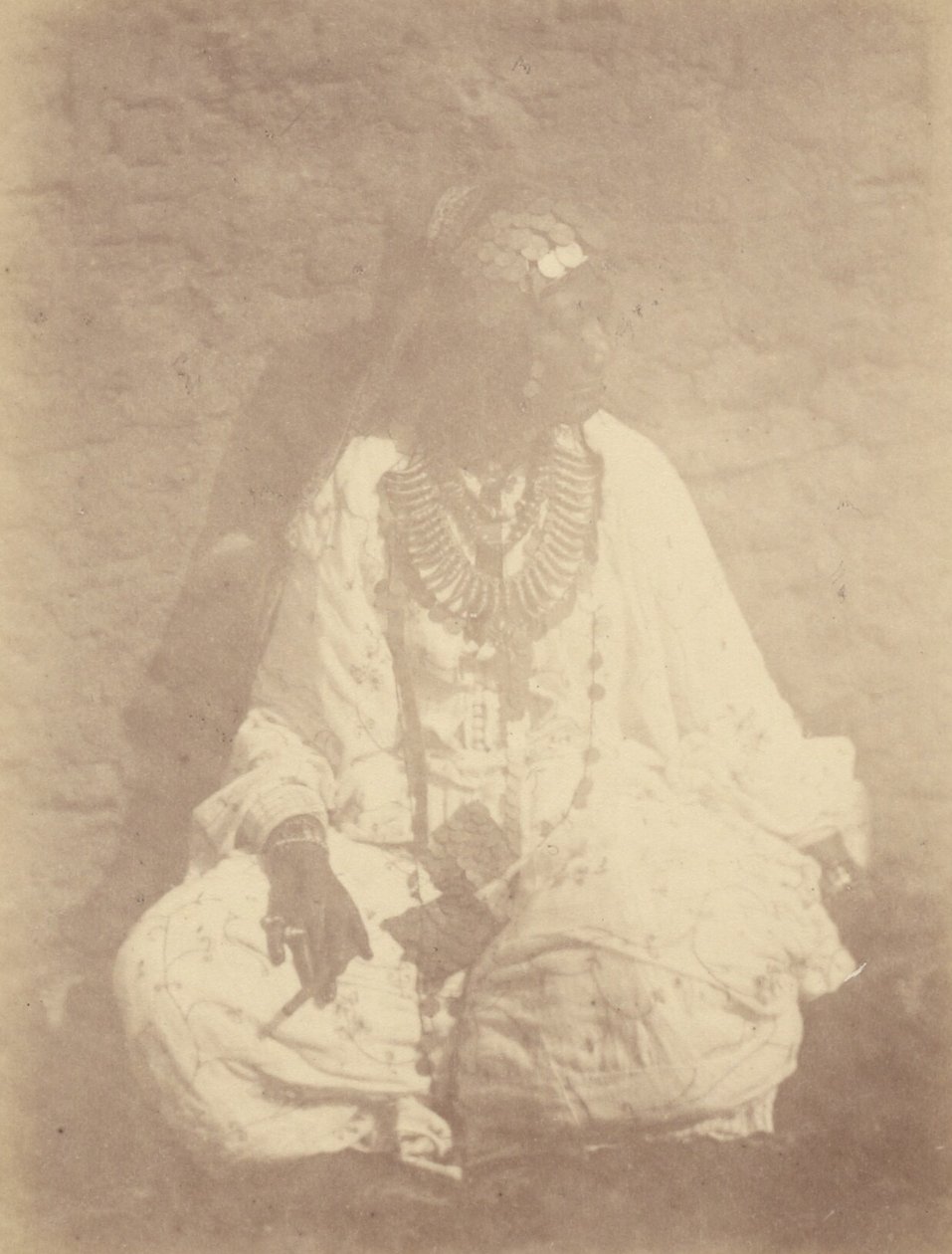 [Portret van een Noord-Afrikaanse vrouw zittend tegen een muur]. door Théodule Devéria