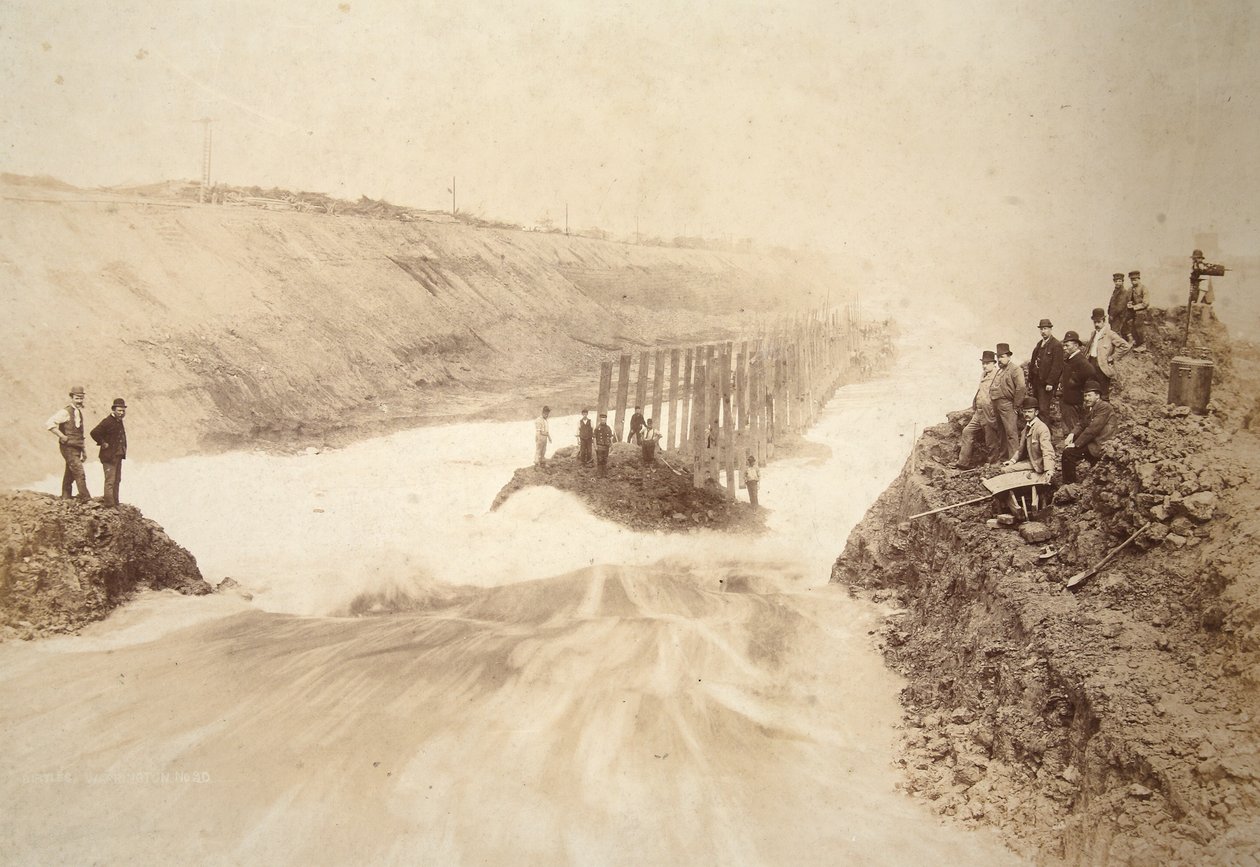Water binnenlaten bij Ellesmere Port, met E.L. Williams en andere ingenieurs door Thomas Birtles