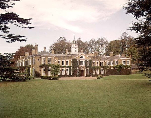 Zicht op de gevel, gebouwd in 1821-24 en vergroot door Ambrose Poynter in 1906 door Thomas Cubitt