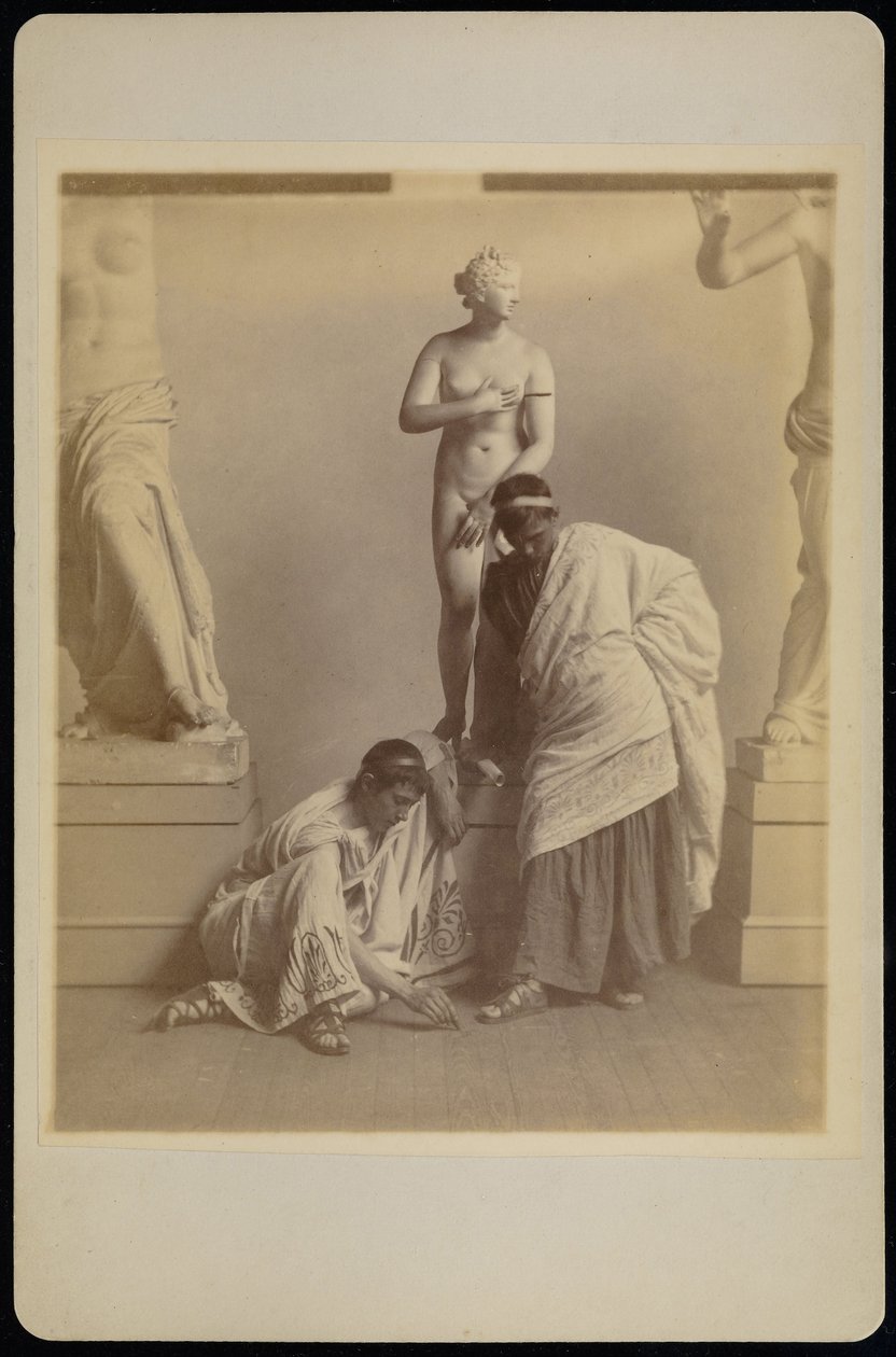 Twee mannelijke studenten in Griekse kostuums voor een gipsafgietsel van Aphrodite in de gipskamer van de Pen... door Thomas Eakins