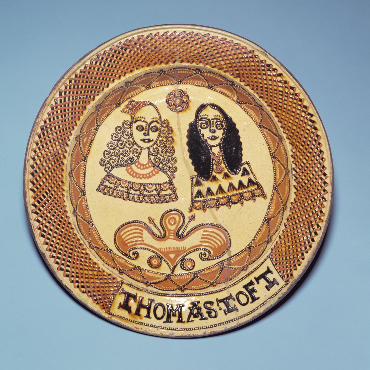 Staffordshire plaat met afbeelding van Koning Karel II en Koningin Catherine van Braganza door Thomas Toft