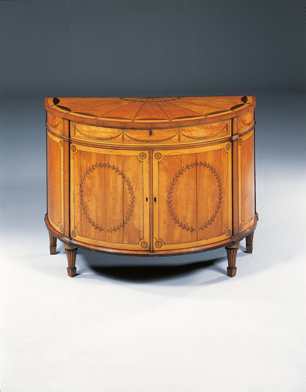 George III marqueterie demi-lune commode, c.1760-79 door Thomas (attr.to) Chippendale