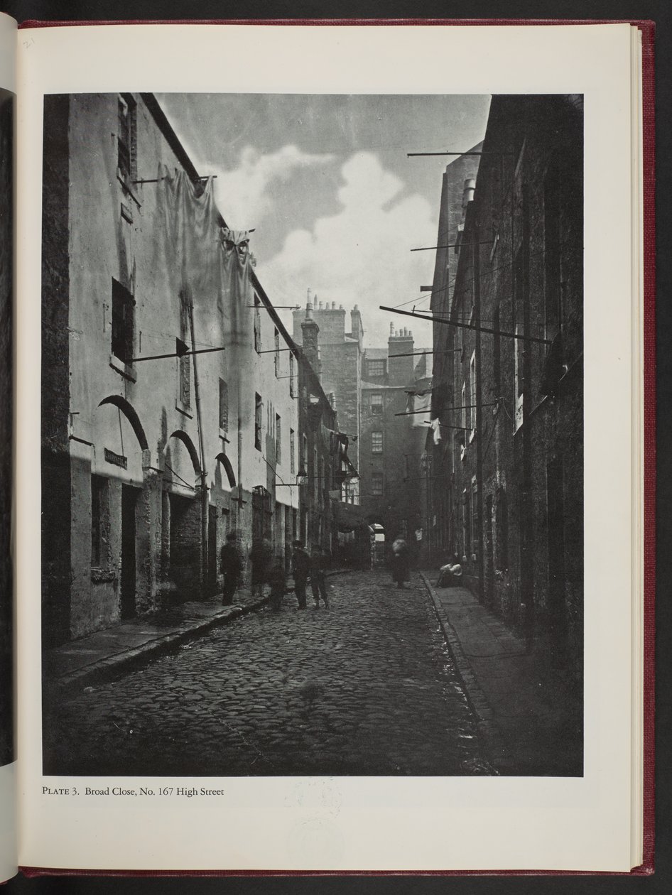 Broad Close, nr. 167 High Street, van Old Closes and Streets of Glasgow door Thomas Annan