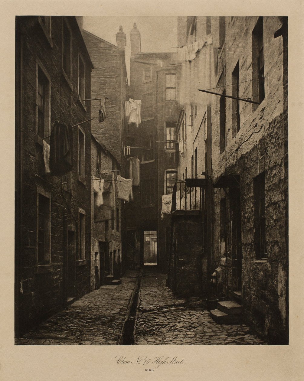 Binnenplaats, High Street nr. 75 (Glasgow) door Thomas Annan