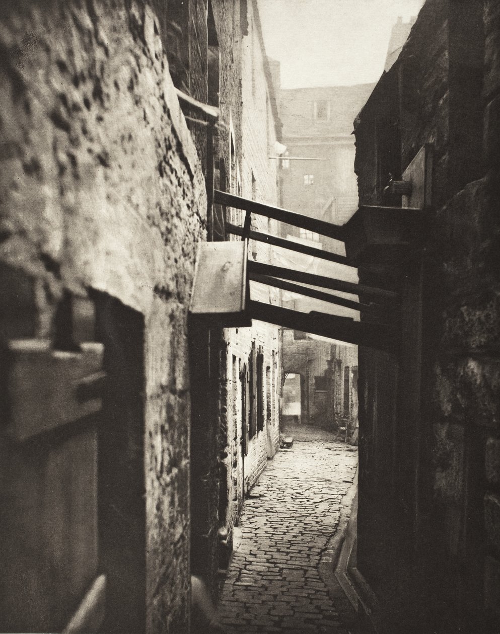 Naast nr. 83 High Street (#10) door Thomas Annan