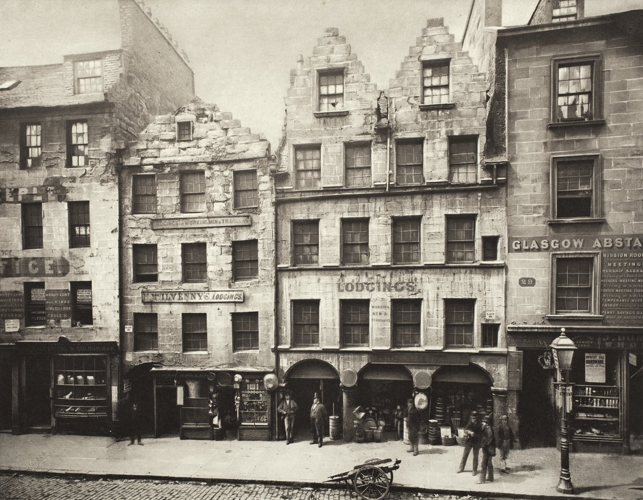 Oude gebouwen in High Street, nrs. 17-27 (#16) door Thomas Annan