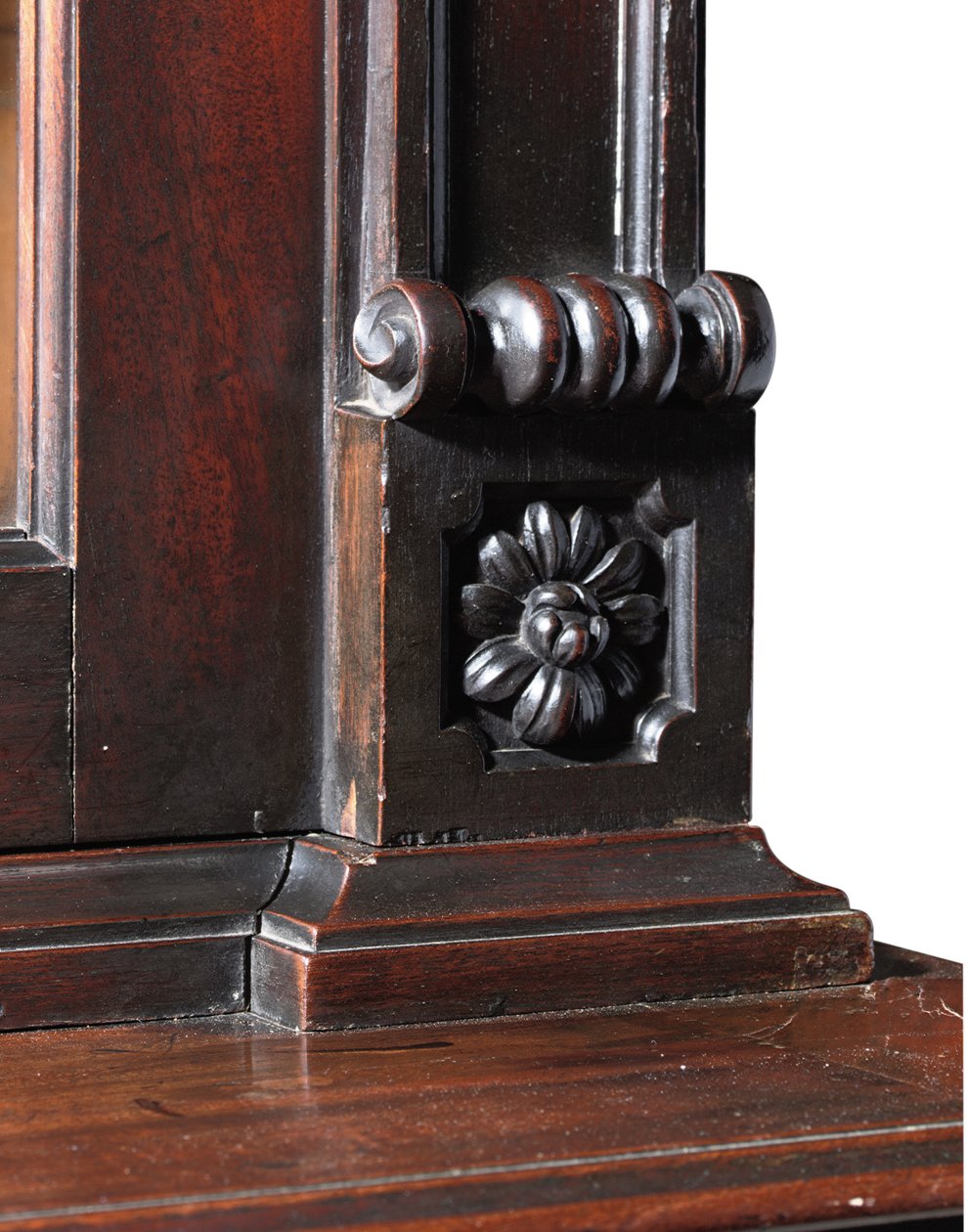Een George III boekenkast met vooruitstekende middenpartij door Thomas Chippendale