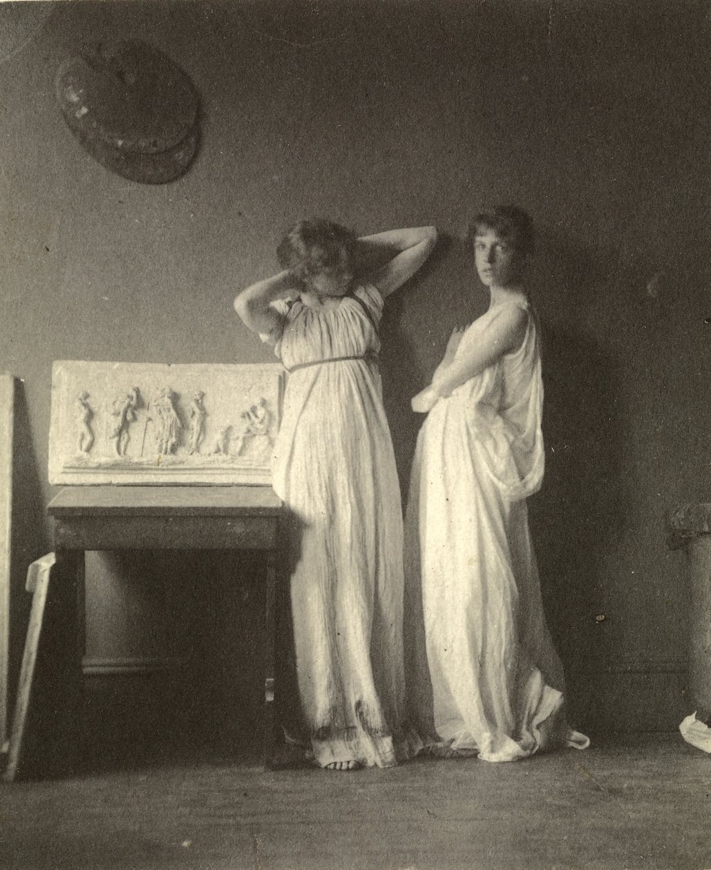 Twee vrouwelijke modellen in klassieke kostuums met Eakins