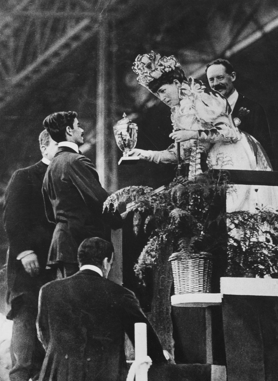 Koningin Alexandra overhandigt een speciale beker aan Dorando om zijn grote inspanning om de Olympische marathon in juli 1908 te winnen te herdenken door Thomas E. and Horace Grant Grant
