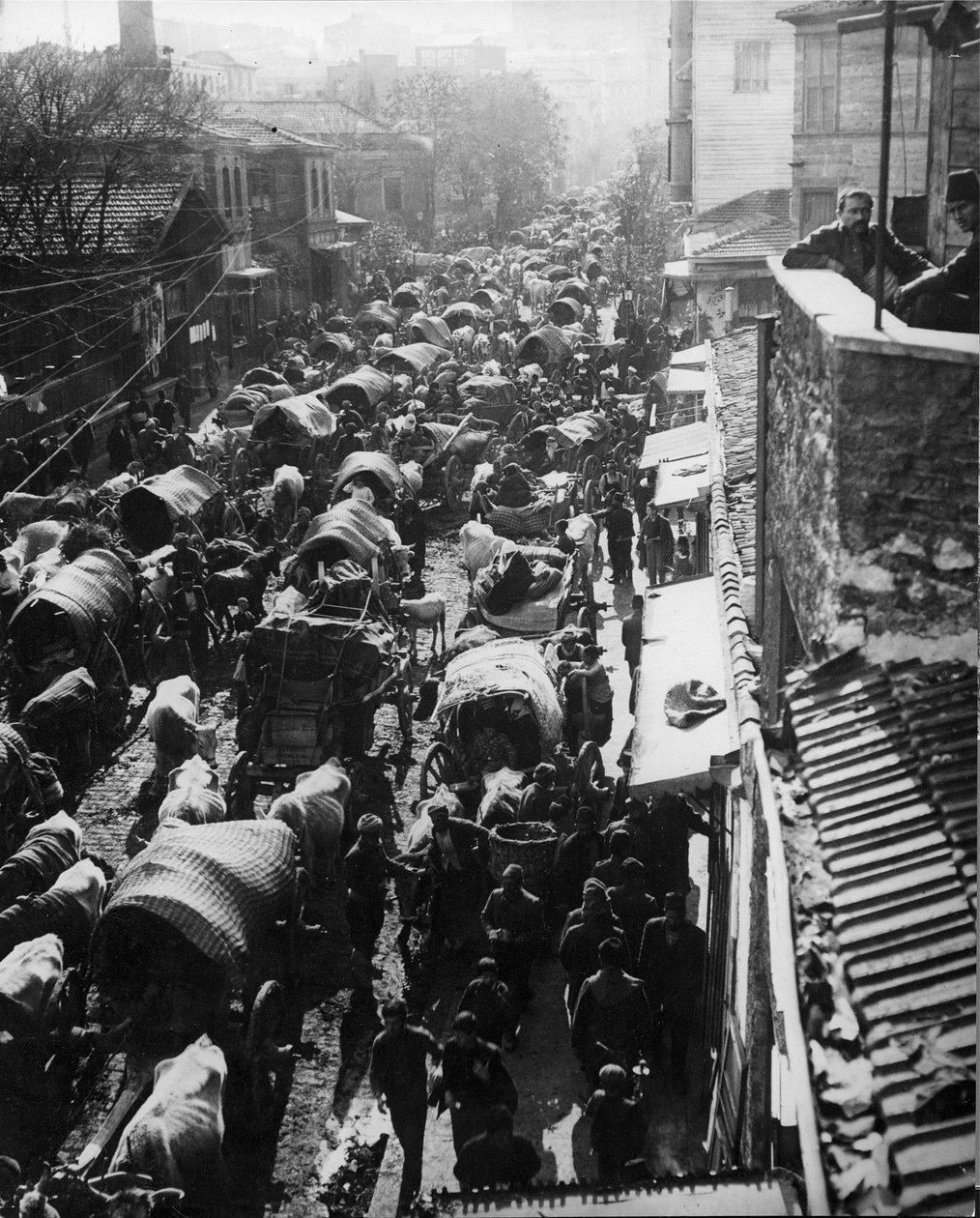 Vluchtelingen stromen Constantinopel binnen, wachtend op een schip naar Azië tijdens de Turkse Revolutie, 1909 door Thomas E. and Horace Grant Grant