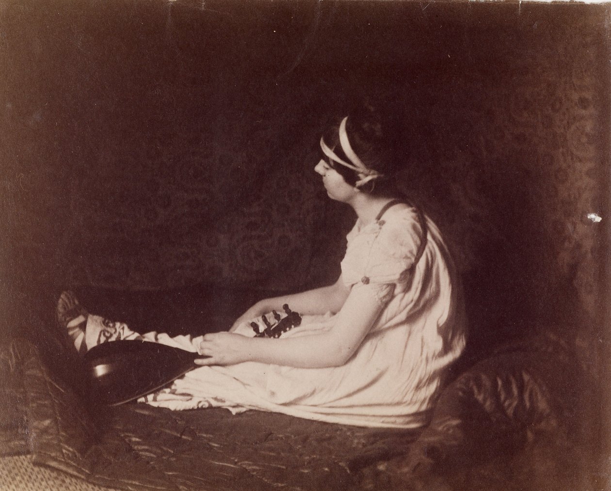 [Zittende vrouw met luit] door Thomas Eakins