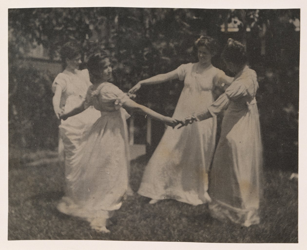 Susan Hannah Macdowell, een onbekend meisje, Elizabeth Macdowell en mogelijk Mary Macdowell in het Macdowell House door Thomas Eakins