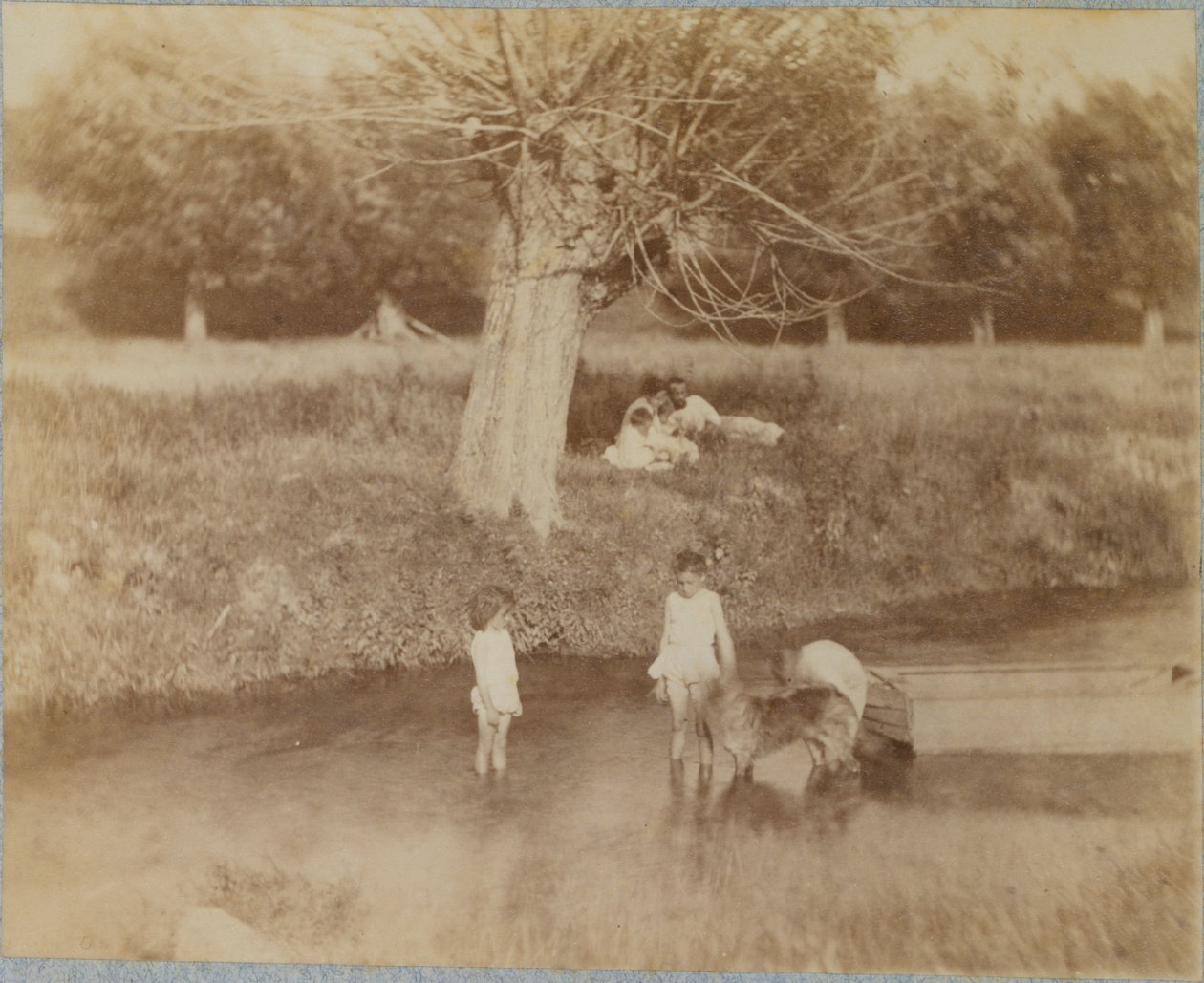 Drie kinderen en een hond die in de beek spelen, 4 juli 1883 door Thomas Eakins