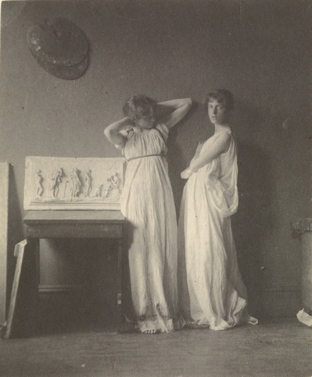 [Twee vrouwelijke modellen in klassieke kleding met Eakins