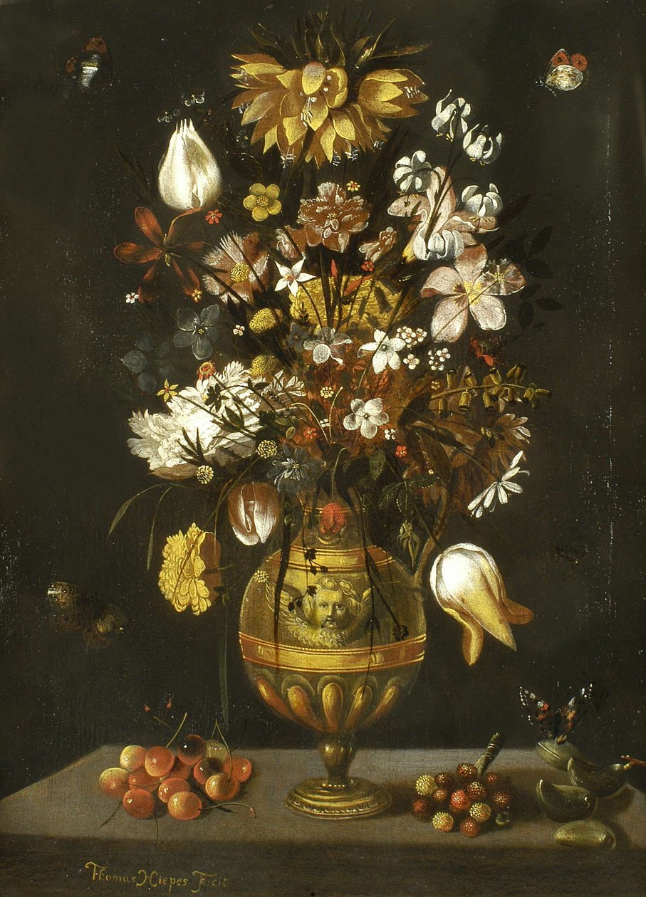 Goudbronzen bloemenvaas met kersen, boomaardbeien en amandelen op een tafel door Thomas Hiepes