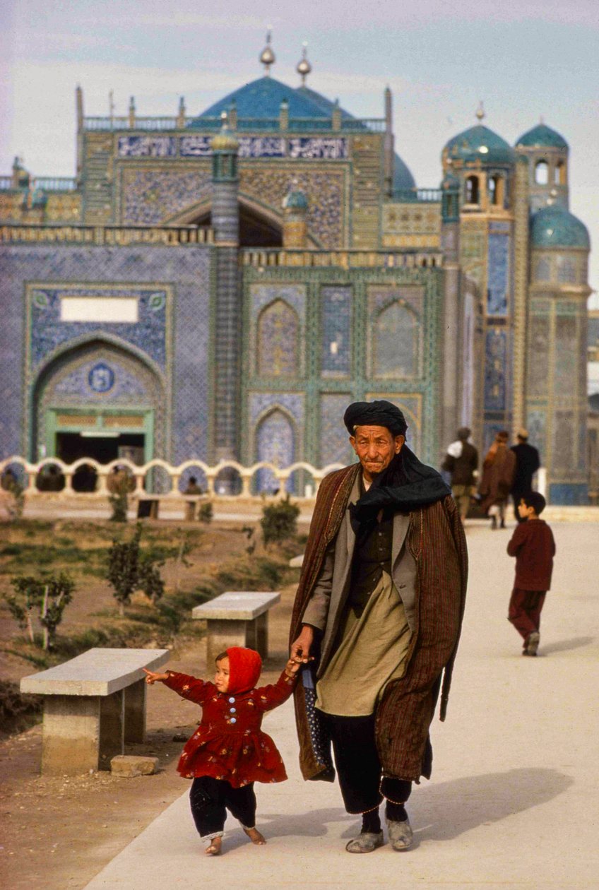 Bezoekers van de moskee en het mausoleum in Mazar-i-Sharif, Masjid-e-Kabud aka Rawze-e-Sharif door Thomas J. Abercrombie