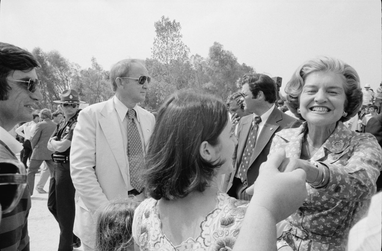 First Lady Betty Ford schudt handen tijdens een campagnestop in het zuiden door Thomas J. O