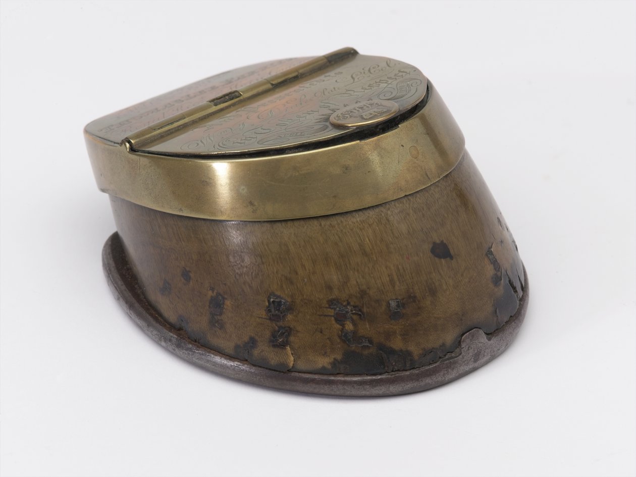 Inktpot van paardenhoef behorend tot Kapitein William Tyrwhitt Drake, Royal Horse Guards, ca. 1829 door Thomas Lee