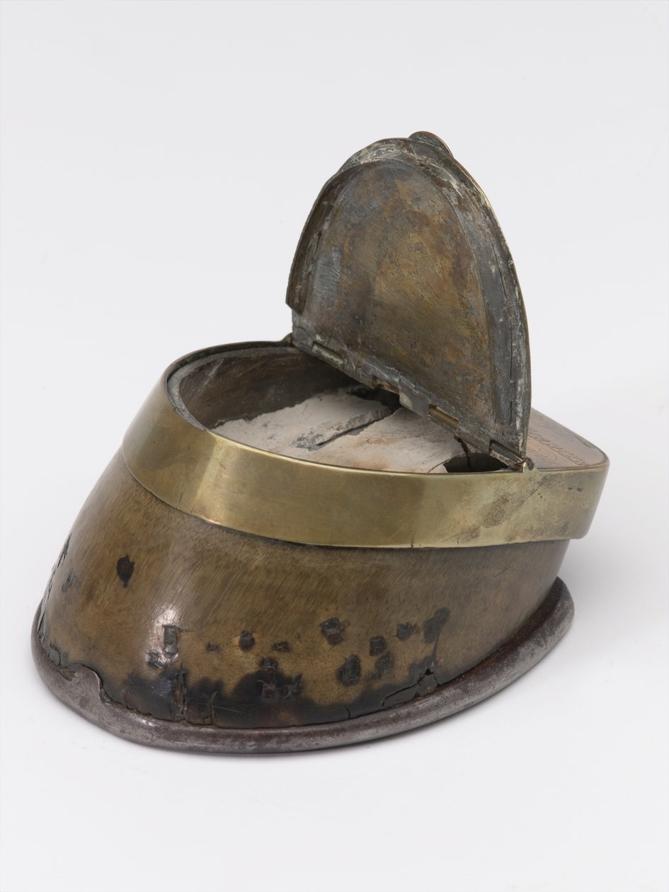 Inktpot van paardenhoef behorend tot Kapitein William Tyrwhitt Drake, Koninklijke Ruiterwacht, ca. 1829 door Thomas Lee