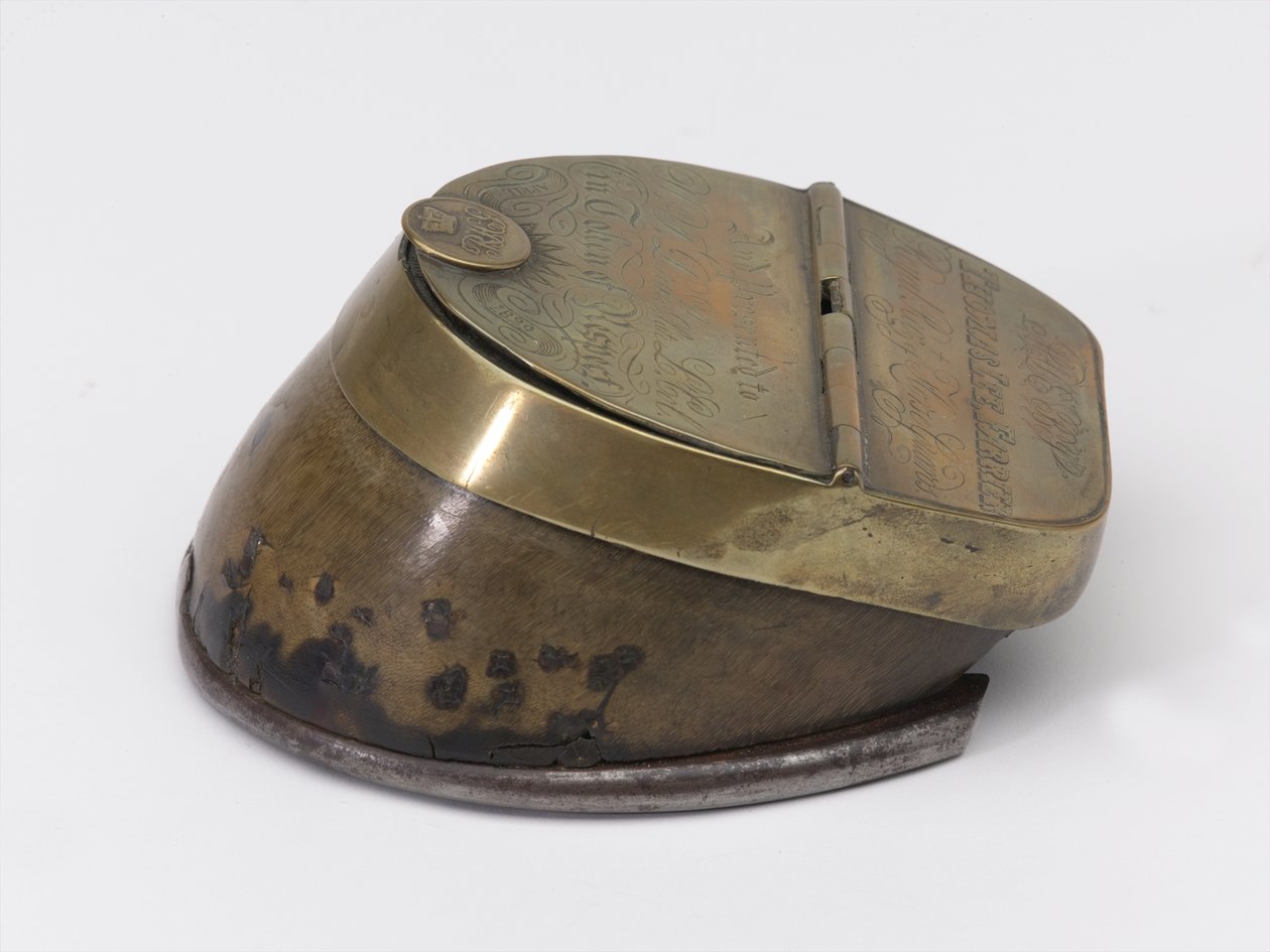 Inktpot van paardenhoef behorend tot Kapitein William Tyrwhitt Drake, Royal Horse Guards, ca. 1829 door Thomas Lee
