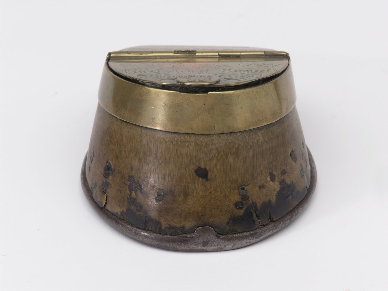 Inktpot van paardenhoef behorend tot Kapitein William Tyrwhitt Drake, Royal Horse Guards, ca.1829 door Thomas Lee