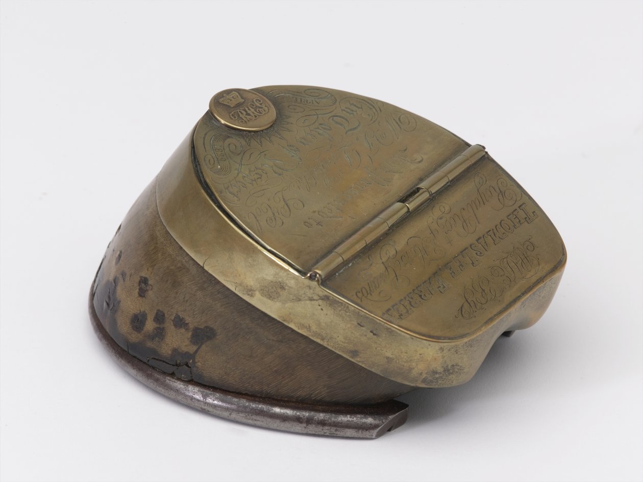 Inktpot van paardenhoef behorend tot Kapitein William Tyrwhitt Drake, Royal Horse Guards, ca.1829 door Thomas Lee
