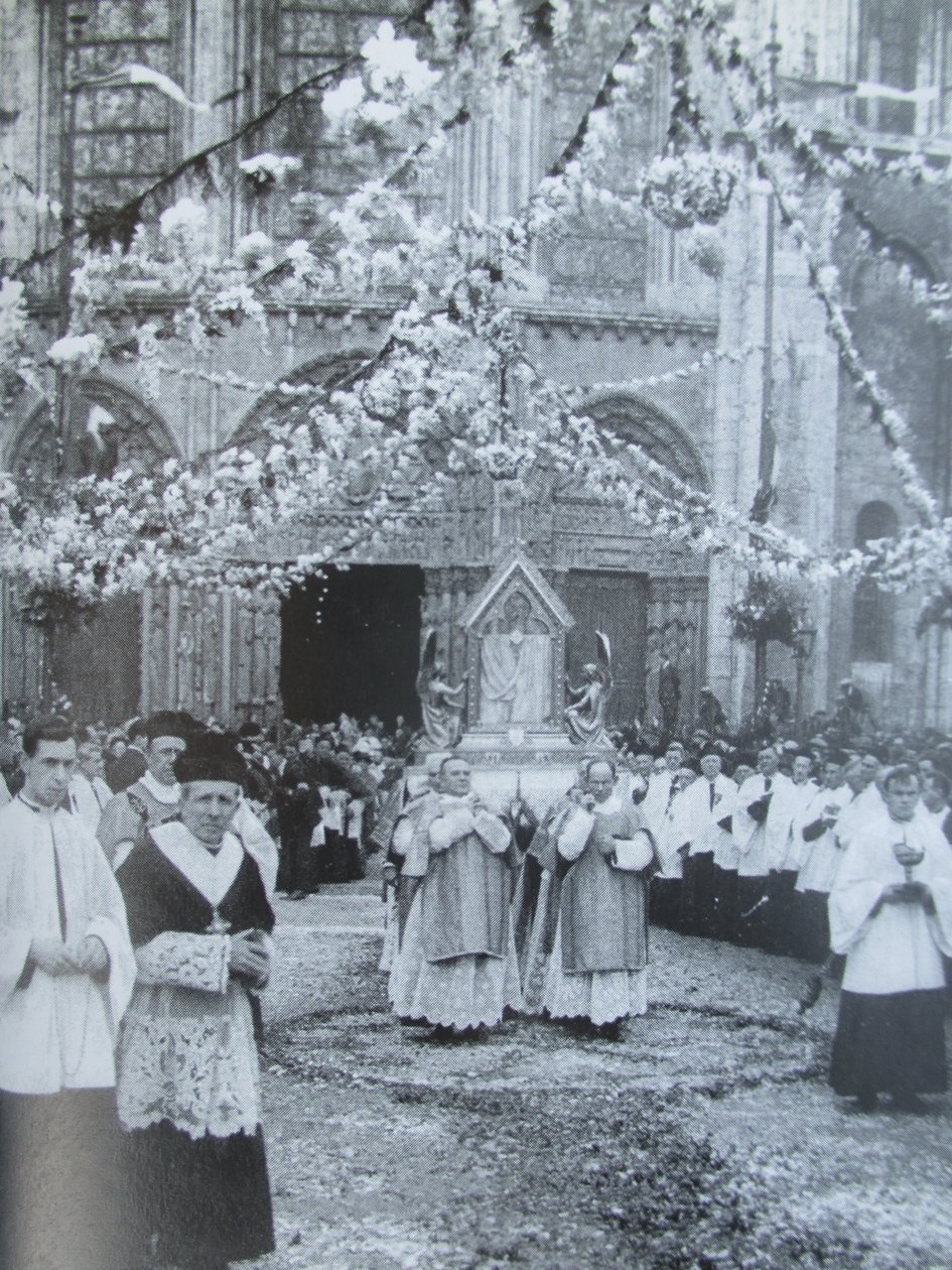 Processie van het sluier van de Maagd voor het koninklijke portaal van de kathedraal Notre-Dame de Chartres door Thomon