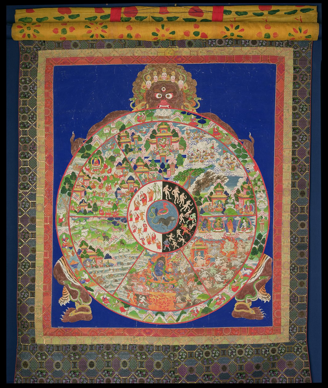 Dharmachakra Wiel van het Leven gedraaid door Yama de Heer van de Dood, met scènes die de twaalf schakels symboliseren die ongecontroleerde wedergeboorte veroorzaken rond de rand, Tibetaans, 1780-1850 door Tibetan School