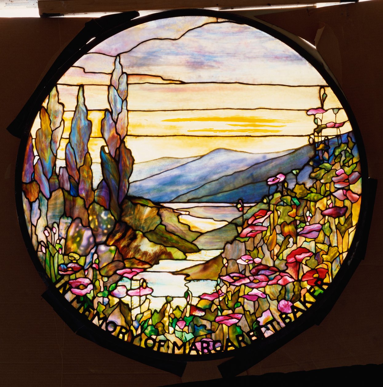 Raam met zonsondergang en bergen, Tiffany Studios, c.1900 door Tiffany Studios