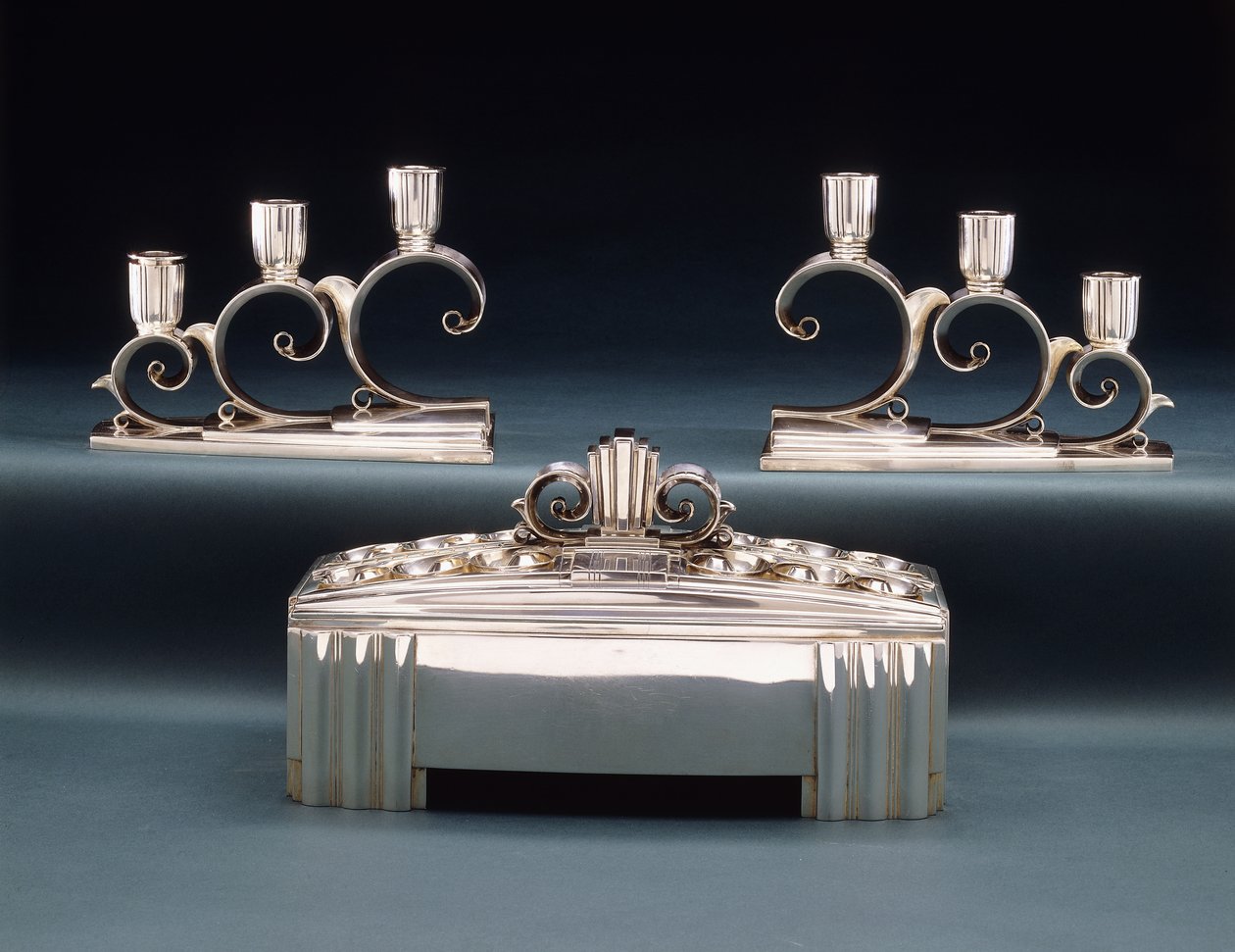 Een Tiffany & Co. expositie middelpunt en twee drie-armige kandelabers, gemaakt voor de Wereldtentoonstelling van 1939, ca.1939 door Tiffany and Company